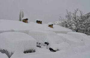 Beytüşşebab’ta ev ve arabalar kar altında kaldı