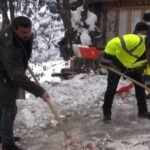 Tunceli’de kolektif kar temizliği: Belediye halka kürek dağıttı