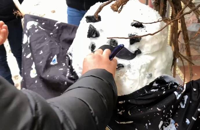 Müşteri bulamayınca kardan adamı tıraş etti