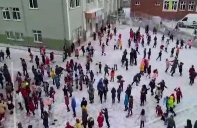 Ankara’da öğrenciler karın keyfini erik dalı oynayarak çıkardı