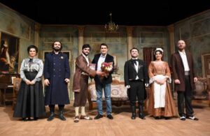 Tarsus Şehir Tiyatrosu, ‘Çehov Vodvil’ oyunu ile Aksaraylı izleyicilerle buluştu
