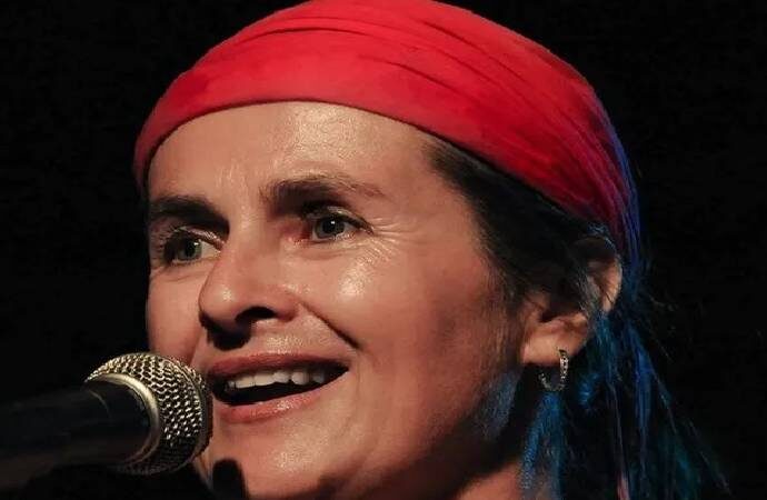 Bağışıklık belgesi almak için koronavirüse yakalanan şarkıcı öldü