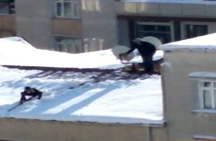 İp bağlayarak ‘önlem’ aldı çatıdaki karı temizletti