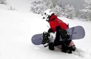 Snowboard yaparken kaybolan tatilciyi ‘acil butonu’ kurtardı
