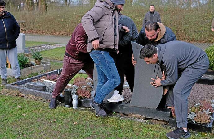 Almanya’da mezarlıklara ırkçı saldırı