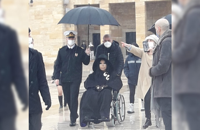 Skandal! Anıtkabir ziyaretinde Türk askerinin Bülent Ersoy’a şemsiye tutmasına tepki yağdı