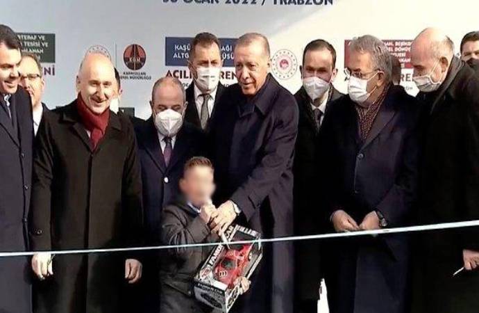 Erdoğan’ın mikrofon uzattığı küçük çocuk Kılıçdaroğlu’na ‘hain’ diyerek iktidar için oy istedi