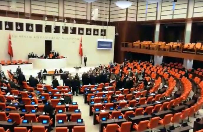 Meclis’te AKP ve CHP’li milletvekilleri arasında gerginlik!