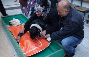 Minik Ayşenur’un babası kızının cenazesine kapanıp gözyaşı döktü