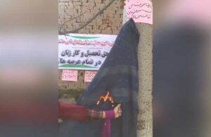Taliban’a isyan başladı! Afgan kadınlar burkalarını yakıyor