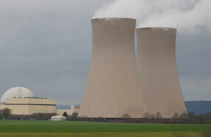 Almanya  30 yıl sonra 3 nükleer santralin fişini çekti