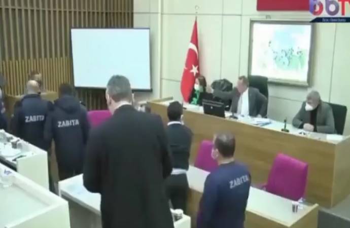 Tanju Özcan zabıta çağırıp AKP’li üyeyi salondan attırdı