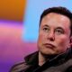 Twitter'ı satın alma girişiminde bulunan ancak daha sonra anlaşmayı askıya alan Elon Musk'a yatırımcılar dava açtıklarını duyurdu.