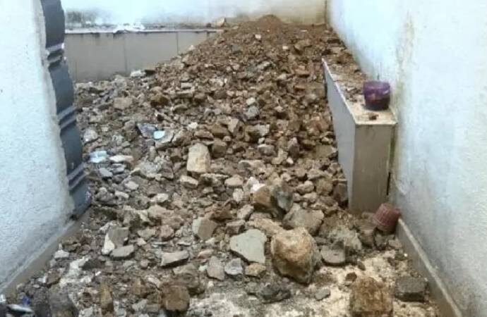 Kağıthane’de 5 katlı binanın duvarı yıkıldı