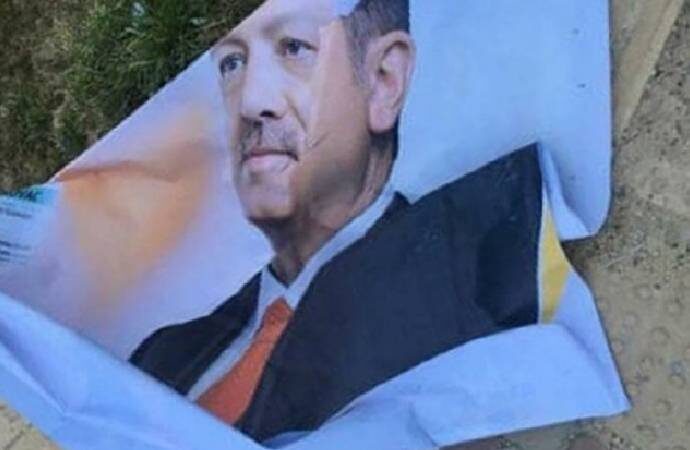 Erdoğan’ın afişlerini yırtan kişi gözaltına alındı