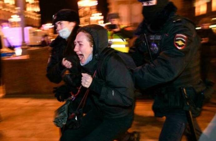 Rusya’da ‘savaşa hayır’ protestoları büyüyor: 467 gözaltı