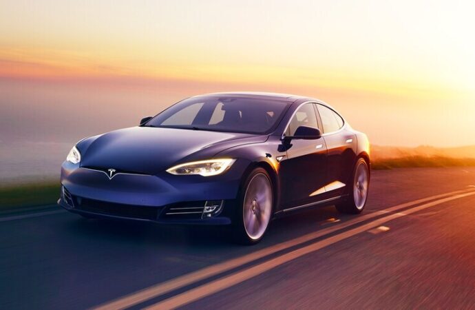 Tesla en çok elektrikli araç satıcısı unvanını aldı