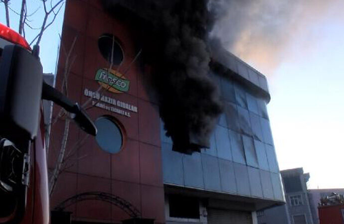 Bayrampaşa’da gıda üretim tesisinde yangın!
