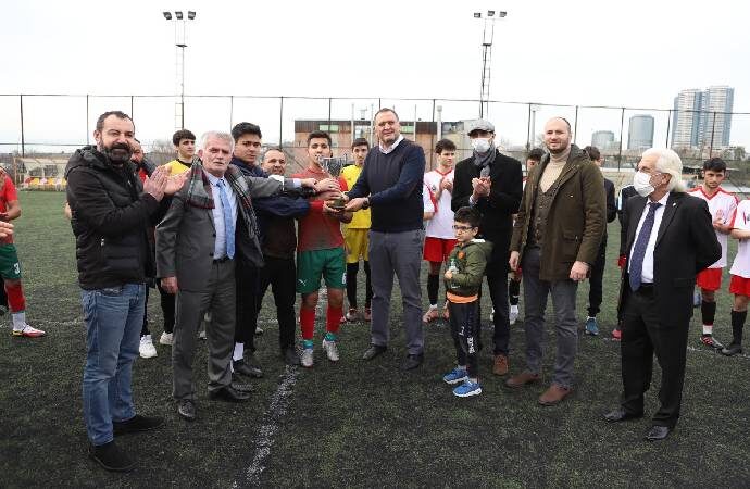 Genç sporcular, şampiyonluk kupalarını Kartal Belediyesi yöneticilerinden aldı