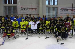 Hatayspor Kadın Basketbol Takımı, buz hokeyi oyuncuları ile bir arada