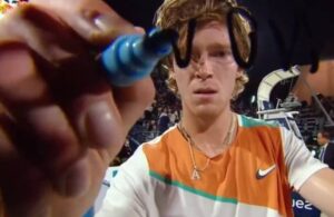 Rus tenisçi maç sonrası kendisini çeken kameraya “savaşa hayır” yazdı