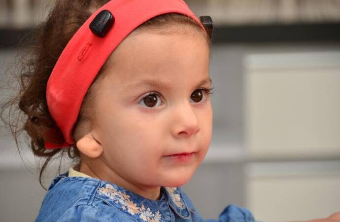 Küçük Zeynep kulak kepçesi olmadan doğdu: Aile destek bekliyor