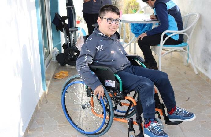 Doruk Burgaz, tekerlekli sandalyesine kavuştu