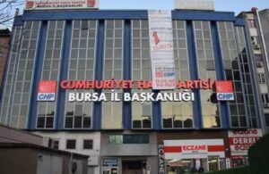 CHP Bursa İl Başkanlığı elektrik faturasını parti binasına astı: Ödemiyoruz!