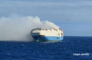 4 bin aracın bulunduğu gemi alev alev okyanusta sürükleniyor