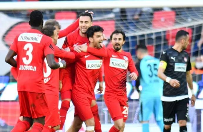 Gaziantep seriyi bozmadı, Sivasspor’a gol yağdırdı