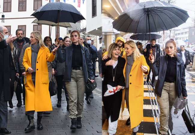 Kültür ve Turizm Bakanı’nın eşi Pervin Ersoy, polise şemsiye tutturup çantasını taşıttı