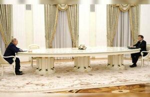 Putin ve Macron arasındaki masanın sırrı çözüldü!