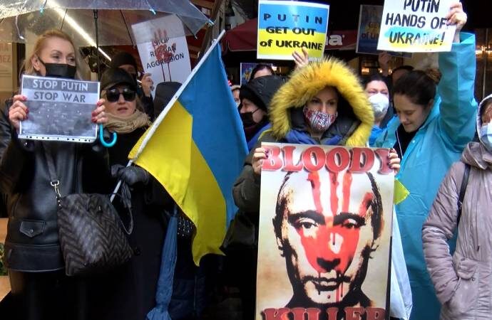 Ukraynalılardan İstanbul’daki Rusya Başkonsolosluğu’nda protesto