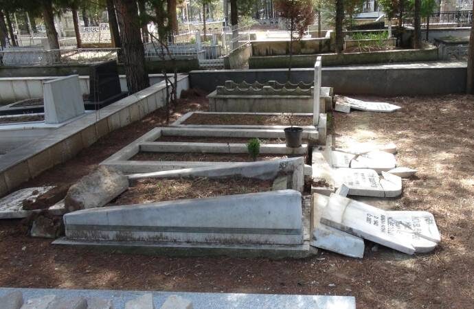 Uşak’ta mezarlığa 45 günde 40 saldırı