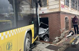 Halk otobüsünün çarptığı otomobil eve daldı