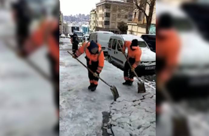 Belediye işçileri kaldırımdaki buzları horon eşliğinde kırdı