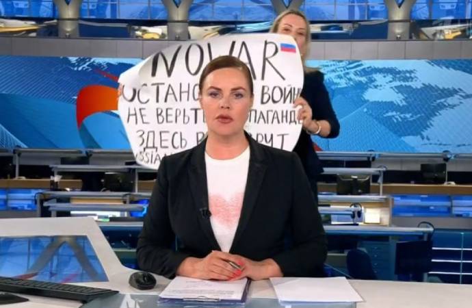Rus televizyon kanalının canlı yayınında savaş karşıtı protesto