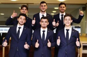 Fenerbahçe genç futbolcuları için imza töreni düzenledi