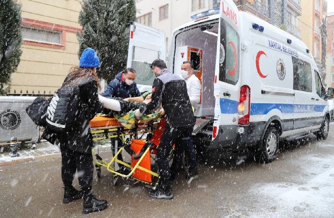 Kartal Belediyesi hasta nakil ambulansı yoğun kar yağışında da görevinin başında