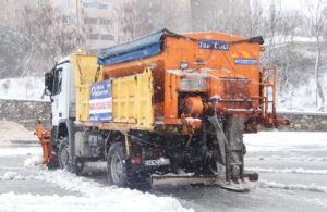 Kartal Belediyesi karla mücadele ekipleri mesaiye devam ediyor