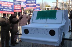 Saadet Partisi AKP plakalı maket otomobili son yolculuğuna uğurladı