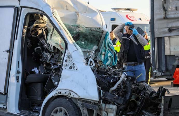 Antalya’da TIR’a çarpan minibüs sürücüsü genç hayatını kaybetti