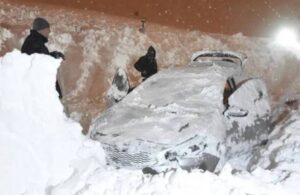 Bitlis Öğretmenevi’ne çığ düştü! 7 araç hasar gördü