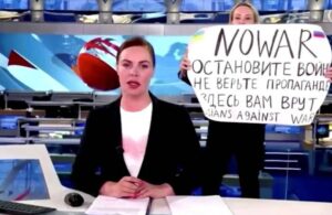 Canlı yayında savaşı protesto eden Rus gazeteci 30 bin ruble para cezası ile serbest