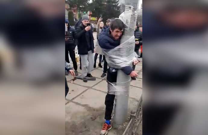 Ukrayna’da yakaladıkları yağmacıyı direğe bağladılar
