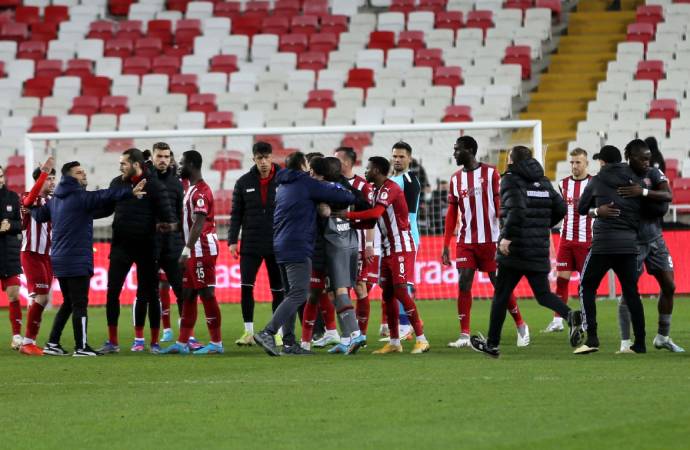Sivasspor yarı finale yükseldi, Volkan Demirel için küfür iddiası ortaya atıldı