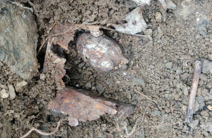 Sakarya’da bir kişi bahçesini temizlerken el bombası buldu!