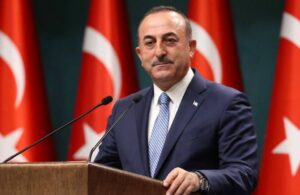 Bakan Çavuşoğlu Ermeni protestoculara ‘bozkurt’ işaretiyle tepki gösterdi