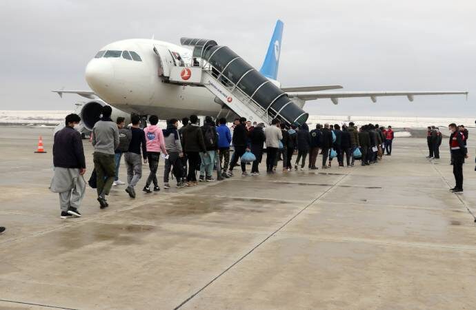 Yasa dışı yollarla Türkiye’ye giren 227 Afgan uçakla ülkelerine gönderildi