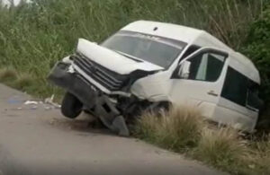 Antalya’da turist taşıyan araç kaza yaptı